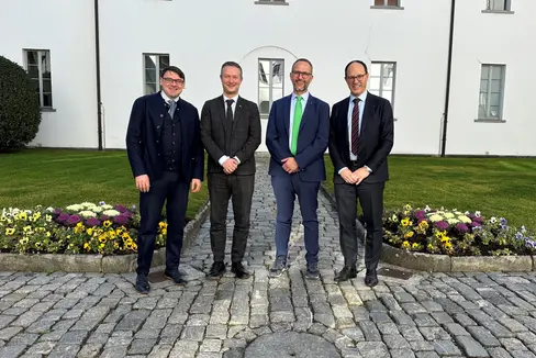 Strategische Sitzung zum Auftakt des Tessiner Arge-Alp-Vorsitzes: (v.l.) der Tiroler Arge-Alp-Generalsekretär Simon Lochmann, der Trentiner Landesrat Mattia Gottardi, der Arge-Alp-Präsident und Tessiner Staatsrat Norman Gobbi, sowie Bundesrat Marc Mächler (Foto: Arge Alp)