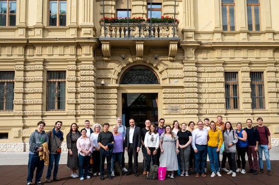 Vom 21. zum 25. Oktober hat sich eine Delegation von 15 Vertreterinnen und Vertretern der nordirischen Jugendarbeit zu einer Austauschwoche in Südtirol aufgehalten, im Bild mit Jugendlandesrat Philipp Achammer (im Zentrum) vor dem Palais Widmann in Bozen, Sitz der Südtiroler Landesregierung. (Foto: LPA/Fabio Brucculeri)