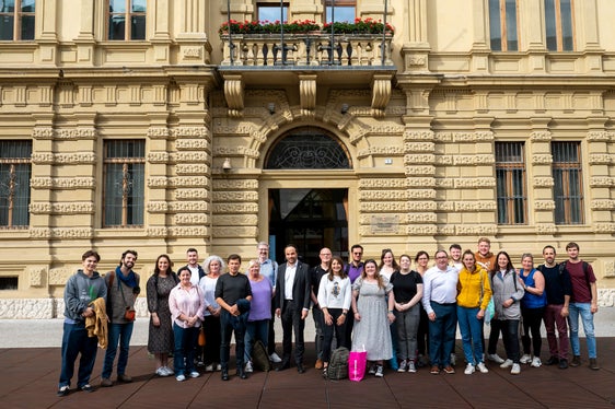 Vom 21. zum 25. Oktober hat sich eine Delegation von 15 Vertreterinnen und Vertretern der nordirischen Jugendarbeit zu einer Austauschwoche in Südtirol aufgehalten, im Bild mit Jugendlandesrat Philipp Achammer (im Zentrum) vor dem Palais Widmann in Bozen, Sitz der Südtiroler Landesregierung. (Foto: LPA/Fabio Brucculeri)