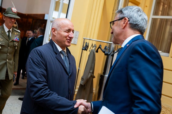 Ministerialrat Fabio Mattei (links) kam zur Unterzeichnung nach Bozen. Landeshauptmann Arno Kompatscher begrüßte ihn im Palais Widmann. (Foto: LPA/Fabio Brucculeri)