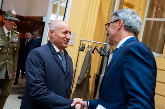 Ministerialrat Fabio Mattei (links) kam zur Unterzeichnung nach Bozen. Landeshauptmann Arno Kompatscher begrüßte ihn im Palais Widmann. (Foto: LPA/Fabio Brucculeri)