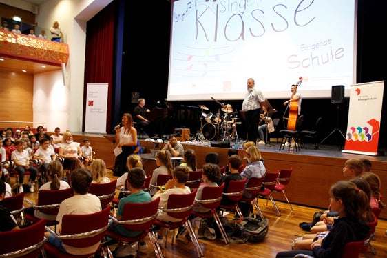 Landesschuldirektorin Sigrun Falkensteiner freute sich über die zahlreichen musikbegeisterten Schülerinnen und Schüler. (Foto: LPA/Verena Hilber)