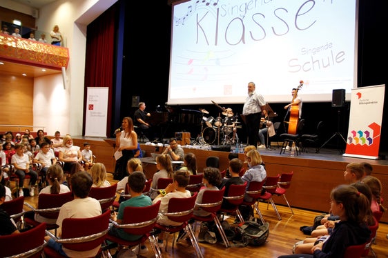 Landesschuldirektorin Sigrun Falkensteiner freute sich über die zahlreichen musikbegeisterten Schülerinnen und Schüler. (Foto: LPA/Verena Hilber)