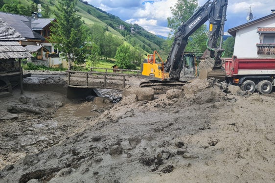 Gran lavoro per gli operai per rimuovere la massa fangosa nella zona di Campill. (Foto: ASP/Ufficio Geologia e prove materiali della Provincia)
