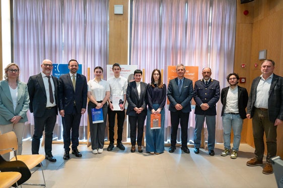 La foto di gruppo: (da sinistra) la docente di Progettazione grafica e fotografia della scuola Einaudi Maria Luisa Eccher, il direttore della Scuola professionale provinciale per l'artigianato e l'industria Einaudi Franco Ramaroli, il vicepresidente e assessore provinciale alla Scuola e cultura italiana Marco Galateo, Laura Pernter, Omar Bevilacqua, l'assessora provinciale alla Sicurezza Ulli Mair, Inesa Topal, il Vicario del Questore Giorgio Augusto Porroni, l'ispettore superiore tecnico Corrado Palmarin, l'ispettore amministrativo dell'Ufficio politiche giovanili Fabio Raffaelli e il direttore della Ripartizione Informatica della Provincia Josef T. Hofer. (Foto: USP/Greta Stuefer)