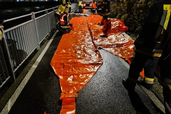 Auf dem Radweg am rechten Eisackufer zwischen Bozen und Kardaun wurde ein Schlauchdammsystem ausgelegt. (Foto: LPA/Landesfeuerwehrverband Bezirk Bozen)