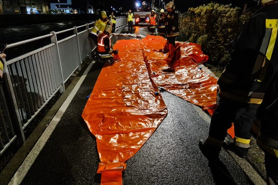 Auf dem Radweg am rechten Eisackufer zwischen Bozen und Kardaun wurde ein Schlauchdammsystem ausgelegt. (Foto: LPA/Landesfeuerwehrverband Bezirk Bozen)