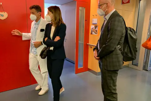 Führung durch die Abteilung Pädiatrie am Krankenhaus Brixen nach dem Treffen: (v.l.): Primar Markus Markart, die Tiroler Gesundheitslandesrätin Leja, Direktor des Landesressorts für Gesundheit Günther Burger. (Foto: LPA/Silvia Obwexer)