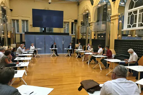 Landeshauptmann Kompatscher, die Landesräte Deeg und Widmann beim Treffen mit den Präsidenten der Bezirksgemeinschaften und Vertretern des Südtiroler Sanitätsbetriebes zum Thema Pflege und Pflegeberufe. (Foto: LPA)