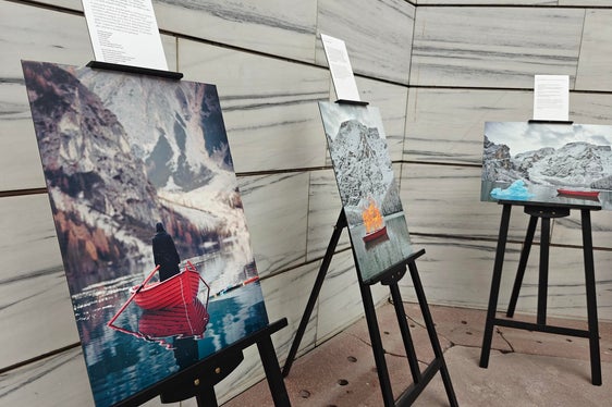 Die Werke wurden von Künstlerinnen und Künstlern geschaffen, um auf das Thema Gewalt an Frauen aufmerksam zu machen. Im Bild ganz links: Das Gewinnerprojekt Floating Angel von Indra Moroder. (Foto: LPA/Ursula Pirchstaller)