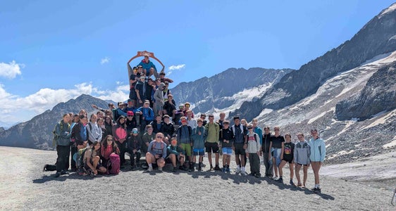 Nella zona di alta montagna del ghiacciaio dello Stubai: foto di gruppo dei giovani sportivi provenienti dal Tirolo, dall’Alto Adige e dal Trentino (Foto: Euregio)