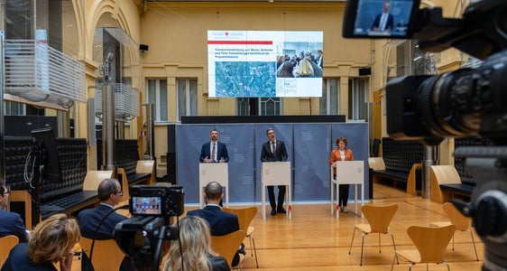 Landesrat Alfreider (am Podium l.) erkläuterte in der Pressekonferenz zusammen mit Landeshauptmann Arno Kompatscher (Mitte) und Landesrätin Rosmarie Pamer (r.) verschiedene Beschlüsse aus der Sitzung der Landesregierung. (Foto: LPA/Fabio Brucculeri)