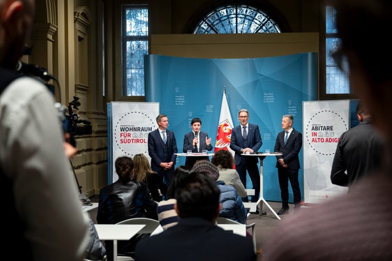 Bei der Pressekonferenz im Palais Widmann wurde heue die Wohnreform 2025 im Detail vorgestellt. (Foto: LPA/Fabio Brucculeri)