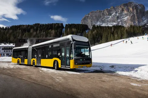 Auf zahlreichen Bergstraßen, aber auch in der winterlichen Kälte von Plan de Gralba wurde der neue Elektrobus auf Herz und Nieren getestet. In Kürze sollen neun solcher Busse in Südtirol fahren. (Foto: © Daimler Truck AG)