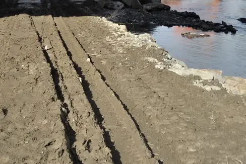 Die Wildbachverbauung verlagert am rechten Etschufer oberhalb der Sigmundskroner Brücke in Bozen eine große Ablagerung von Flins und Steinen. (Foto: LPA/Amt für Wildbach- und Lawinenverbauung Süd in der Agentur für Bevölkerungsschutz)