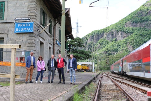 Al sopralluogo a Prato Isarco (da sinistra): l'assessore provinciale Daniel Alfreider, Marta Marini dell'Ufficio Aria e rumore, l'assessore provinciale Peter Brunner, il sindaco di Cornedo all'Isarco Albin Kofler e Alexander Pastore di STA. (Foto: USP/Ingo Dejaco)