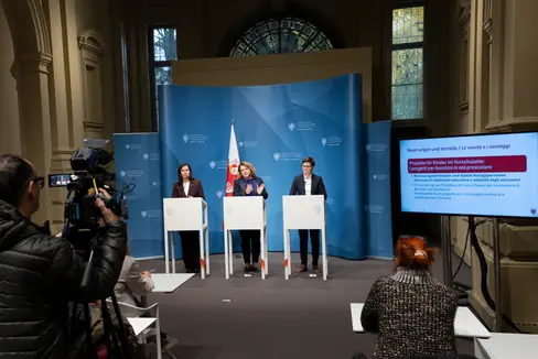 Stellten die Neuerungen im Bereich der Sommer- und Ferienbetreuung vor: (v.l.) Gemeindenverbandsvizepräsidentin Cristina Pallanch, Landesrätin Rosmarie Pamer und Familienagenturdirektorin Carmen Plaseller. (Foto: LPA/Hannes Wisthaler)