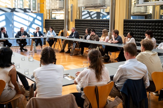 Stipendiatinnen und Stipendiaten der Konrad-Adenauer-Stiftung aus Berlin trafen sich im Rahmen eines Aufbauseminars zur Demokratieentwicklung mit Landeshauptmann Arno Kompatscher im Palais Widmann in Bozen. (Foto: LPA/Fabio Brucculeri)