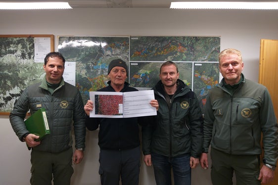 Pilotprojekt in den Demanialwäldern: (v.l.) Manfred Obexer (Forststation Villnöss), Werner Noggler (Techniker, Amt für Forstplanung), Andreas Agreiter (Direktor der Landesforstdomäne), Andreas Munter (Kommandant der Forststation Villnöss). (Foto: LPA/Abteilung Forstwirtschaft)