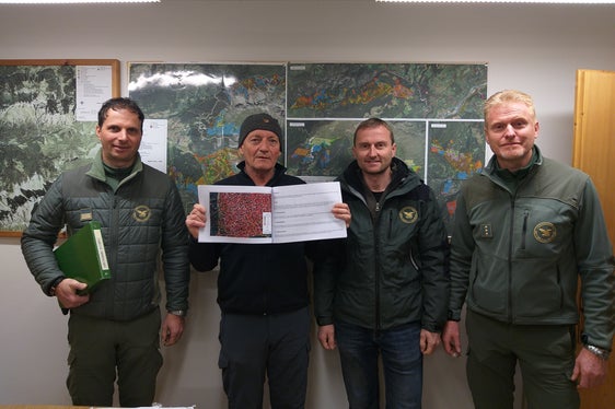 Progetto pilota LiDAR nelle foreste demaniali (da sinistra): Manfred Obexer (Stazione forestale di Funes, Werner Noggler (Tecnico, Ufficio pianificazione forestale), Andreas Agreiter (Direttore del Demanio forestale provinciale), Andreas Munter (Comandante della Stazione forestale di Funes). (Foto: ASP/Ripartizione fioreste)