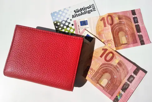 Auf dem Portal südtirolmobil kann man den Südtirol Pass jetzt kostenlos beantragen. Die Gebühr von 20 Euro für die Neuausstellung wurde abgeschafft. (Foto: LPA/Angelika Schrott)