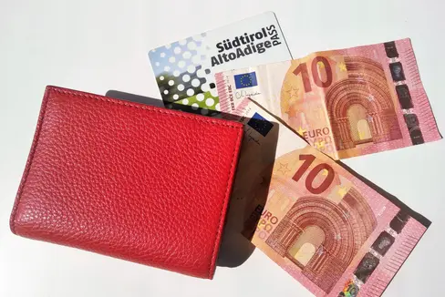 Sul portale südtirolmobil è possibile richiedere gratuitamente l'Alto Adige Pass. La tassa di 20 euro per l'emissione della tessera è stata abolita. (Foto: ASP/Angelika Schrott)