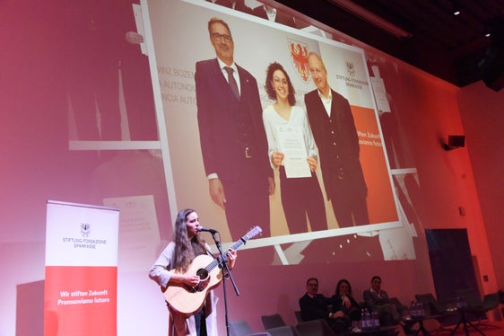 Medea Hinteregger ha arricchito la serata con un coinvolgente intrattenimento musicale. (Foto: Fondazione Cassa di Risparmio/Ochsenreiter)
