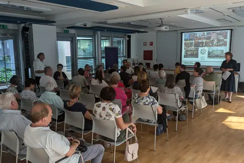 Recentemente la vicepresidente della Provincia Pamer (in piedi, davanti alla platea) ha incontrato i rappresentanti del Banco alimentare (Foto: ASP/Hannes Wisthaler)