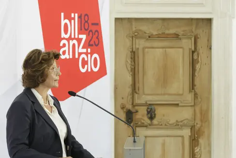 Nel corso della conferenza stampa di fine legislatura, l'assessora Hochgruber Kuenzer ha posto l'accento sul tema della tutela del paesaggio. La nostra qualità di vita dipende, in larga misura, dalla preservazione del paesaggio e della natura. Proteggerli e mantenerli è molto importante. (Foto: ASP/Tiberio Sorvillo)