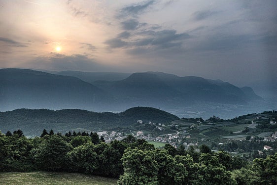 Immagine del mese di giugno 2025, il secondo giugno più caldo dall'inizio delle misurazioni. Vista da Prissiano verso la Valle dell'Adige (Foto: USP/Martin Geier)