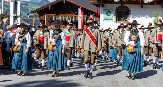 Il ricevimento tradizionale tirolese sulla piazza della chiesa di Alpbach, con la banda musicale, gli Schützen di Alpbach e le associazioni tradizionali. (Foto: Land Tirol/Seldak)