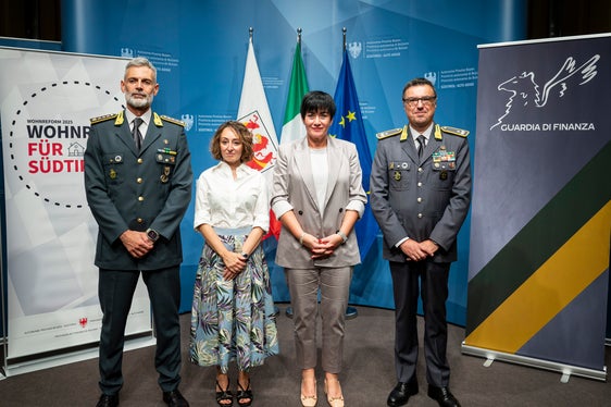 Der Kommandant der Finanzpolizei in Südtirol Giuseppe Dinoi, die Direktorin der Agentur für Wohnbauaufsicht Elisa Guerra, Wohnbaulandesrätin Ulli Mair und der Regionalkommandant der Finanzpolizei Gavino Putzu zeigten sich mit dem geschlossenen Abkommen zufrieden. (Foto: LPA/Fabio Brucculeri)