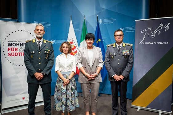 Da sinistra nella foto di gruppo, Giuseppe Dinoi, comandante provinciale altoatesino della Guardia di Finanza, Elisa Guerra, direttrice dell'Agenzia per la vigilanza sull'edilizia abitativa, Ulli Mair, assessora provinciale all'Edilizia abitativa, e Gavino Putzu, comandante regionale della Guardia di Finanza. (Foto: USP/Fabio Brucculeri)