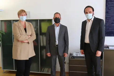 Anton Leitner (in mezzo), nuovo direttore dell'Ufficio Commercio e servizi ha incontrato l'assessore provinciale Philipp Achammer. Il nuovo direttore era accompagnato dalla direttrice di Ripartizione Economia Manuela Defant (a destra). (Foto: ASP/Peter Natter)