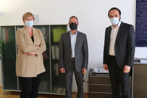 Anton Leitner (in mezzo), nuovo direttore dell'Ufficio Commercio e servizi ha incontrato l'assessore provinciale Philipp Achammer. Il nuovo direttore era accompagnato dalla direttrice di Ripartizione Economia Manuela Defant (a destra). (Foto: ASP/Peter Natter)
