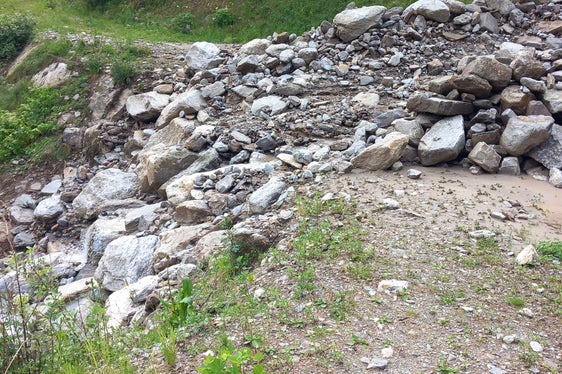 Geschiebematerial des Schiangrabens in Hintermartell nach Starkregen; die Wildbachverbauung hat unmittelbar mit den Aufräumarbeiten begonnen. (Foto: LPA/Amt für Wildbach- und Lawinenverbauung West in der Agentur für Bevölkerungsschutz)