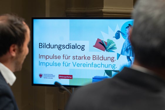 Bei einem Bildungsgipfel im Frühjahr 2026 soll ein Maßnahmenplan vorgestellt werden, mit dem die Rahmenbedingungen im Bildungsbereich verbessert werden sollen. (Foto: LPA/Greta Stuefer)