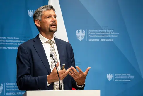 Der Landesrat für Infrastruktur und Mobilität, Daniel Alfreider, informiert am 7. August nach der Sitzung der Landesregierung bei einer Pressekonferenz über Beschlüsse zum Thema Mobilität. (Foto: LPA/Fabio Brucculeri)