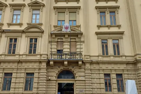 Am 7. Juni wird das Landhaus 1 in Bozen grün beleuchtet. Mit dieser symbolischen Geste beteiligt sich das Land Südtirol am Green Ribbon Day, einem Aktionstag zur Förderung der Organspende und der Sensibilisierung dafür. (Foto: LPA/Maurizio Di Giangiacomo)