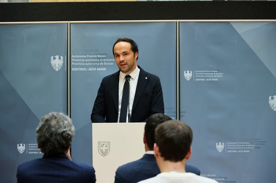 Ziel dieser Sondermaßnahme ist es, den Zugang zu Liquidität zu erleichtern und nachhaltige Investitionen zu fördern, die die Wettbewerbsfähigkeit der Südtiroler Unternehmen und Unternehmerinnen stärken, betonte Landesrat Philipp Achammer. (Foto: LPA/Clara Masiero)