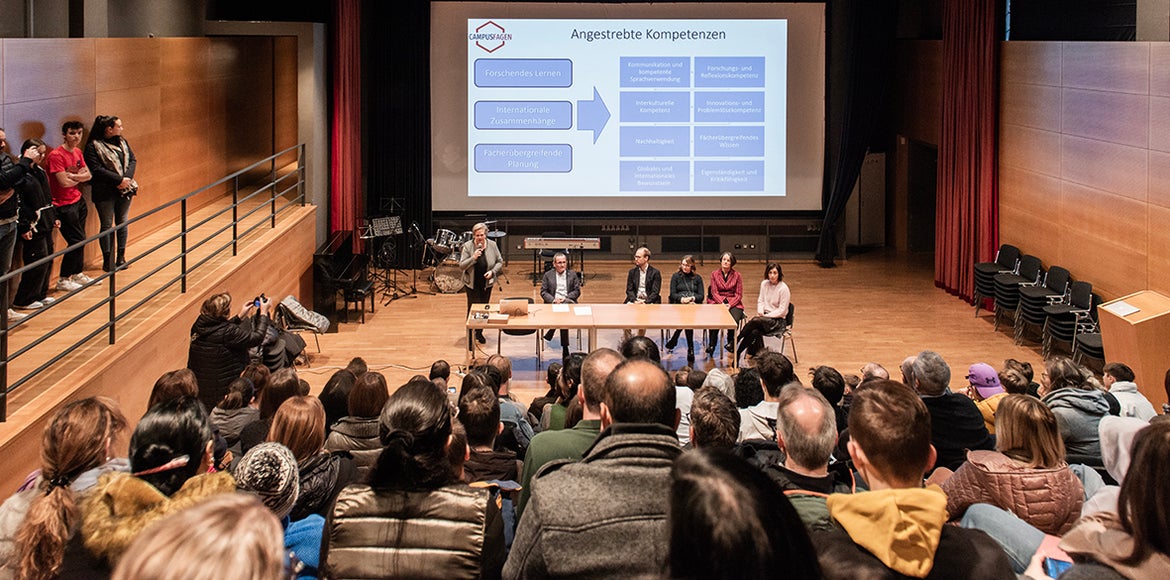 Im Rahmen des Tages der offenen Tür wurde heute der englischsprachige Internationale Klassenzug am Realgymnasium Bozen vorgestellt. (Foto: LPA/Claudia Corrent)