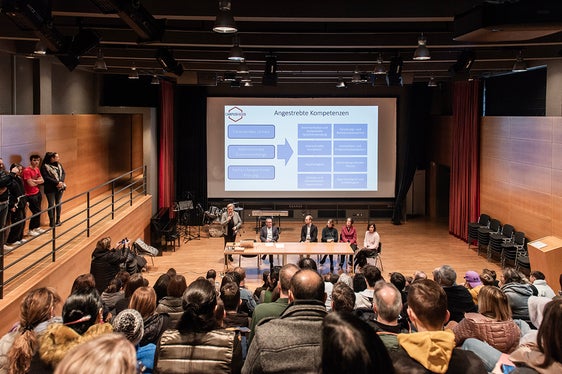Im Rahmen des Tages der offenen Tür wurde heute der englischsprachige Internationale Klassenzug am Realgymnasium Bozen vorgestellt. (Foto: LPA/Claudia Corrent)