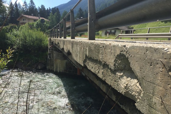 Die alte Brücke auf der Landesstraße in Pflersch entsprach nicht mehr den heutigen Erfordernissen. Sie wurde abgerissen. (Foto: LPA/Landesabteilung Tiefbau)