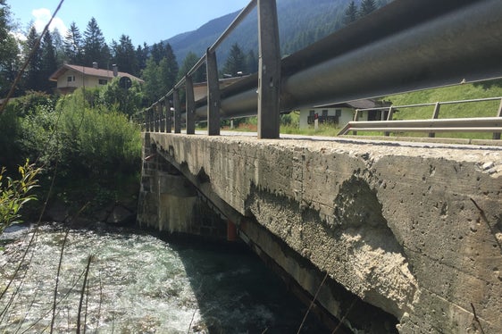 Il vecchio ponte sulla strada provinciale di Fleres non rispondeva più ai requisiti odierni. È stato demolito. (Foto: ASP/Ripartizione Infrastrutture)