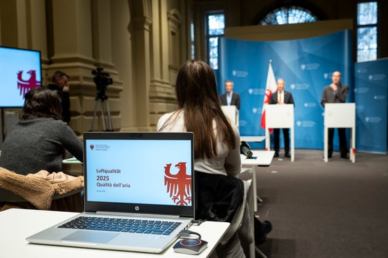 Die Luftqualitätsdaten 2025 und die Maßnahmen des Landes standen im Mittelpunkt der Pressekonferenz am 5. März mit Landesrat Peter Brunner in Bozen. (Foto: LPA/Fabio Brucculeri)
