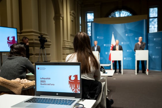 Die Luftqualitätsdaten 2025 und die Maßnahmen des Landes standen im Mittelpunkt der Pressekonferenz am 5. März mit Landesrat Peter Brunner in Bozen. (Foto: LPA/Fabio Brucculeri)