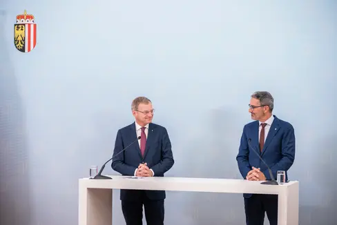 Die Landeshauptleute Stelzer (l.) und Kompatscher in Linz: Großes Interesse an intensivem Austausch auf politischer Ebene, aber auch von Fachkräften sowie Schülern und Jugendlichen. (Foto: Land OÖ/Max Mayrhofer)