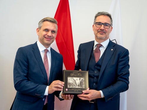 “Proprio a causa della situazione geopolitica, abbiamo bisogno di alleanze europee sempre più forti e di una maggiore indipendenza europea. In questo contesto, il ”Made in Europe gioca un ruolo decisivo: chi beneficia dei soldi dei contribuenti europei deve produrre in Europa e garantire posti di lavoro, ha affermato il ministro dell'Economia Wolfgang Hattmannsdorfer (a sinistra). (Foto: USP/Fabio Brucculeri)