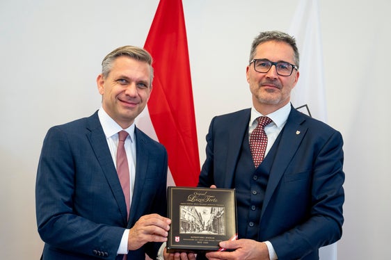 “Proprio a causa della situazione geopolitica, abbiamo bisogno di alleanze europee sempre più forti e di una maggiore indipendenza europea. In questo contesto, il ”Made in Europe gioca un ruolo decisivo: chi beneficia dei soldi dei contribuenti europei deve produrre in Europa e garantire posti di lavoro, ha affermato il ministro dell'Economia Wolfgang Hattmannsdorfer (a sinistra). (Foto: USP/Fabio Brucculeri)