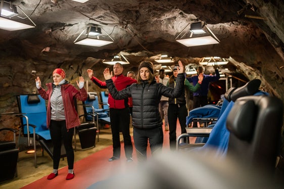 Yoga im Klimastollen Prettau (Foto: LPA/Armin Terzer)